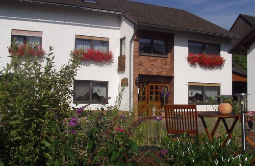 Medelon Apartment | Holiday flat "Apfelbaum" with garden and Wifi