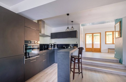 Collonges-au-Mont-d'Or House | Holiday Home close to Lyon with Private Terrace, Private Garden and Wi-Fi