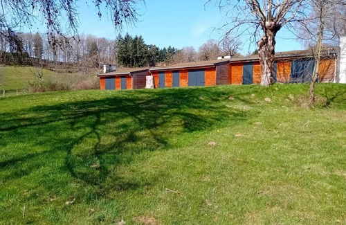 Saint-Remy-Sur-Durolle Apartment | Holiday Home 'Ocre Au Bord Du Lac' with Shared Terrace, Shared Garden and Wi-Fi