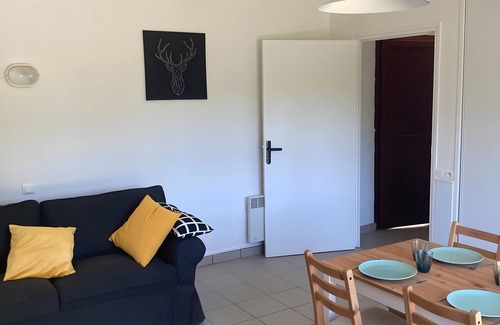 Saint-Remy-Sur-Durolle Apartment | Holiday Home 'Ocre Au Bord Du Lac' with Shared Terrace, Shared Garden and Wi-Fi