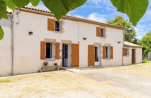 Saint-Etienne-du-Bois House | Holiday Home 'Gîte La Clé Des Champs' with Private Terrace and Private Garden