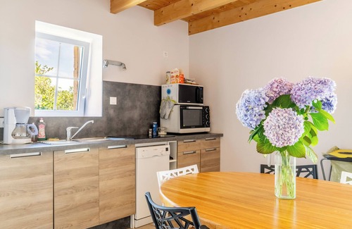 Saint-Etienne-du-Bois House | Holiday Home 'Petit Gîte La Clé Des Champs' with Private Terrace and Private Garden