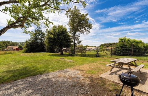 Saint-Etienne-du-Bois House | Holiday Home 'Petit Gîte La Clé Des Champs' with Private Terrace and Private Garden