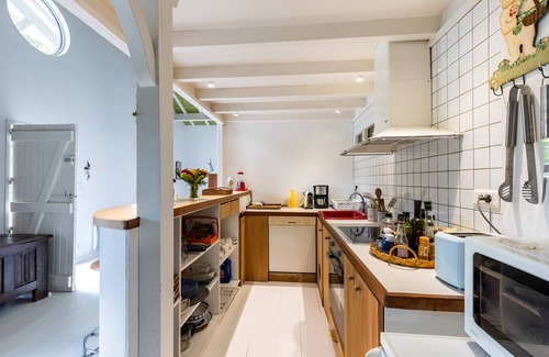 Saint-Aubin-de-Branne Apartment | Holiday Home 'La Maison Des Voyages' with Private Pool, Private Terrace and Wi-Fi