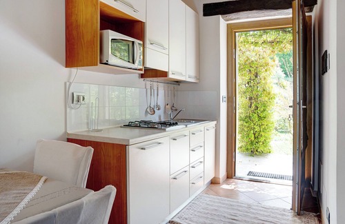 Cerretto Langhe Apartment | Holiday Home 'La Corte di Langa Alloggio Quarzo' with Shared Pool & Wi-Fi