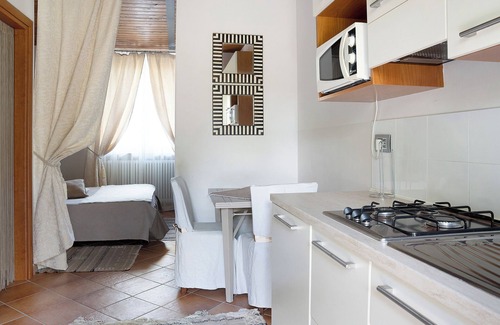 Cerretto Langhe Apartment | Holiday Home 'La Corte di Langa Alloggio Quarzo' with Shared Pool & Wi-Fi