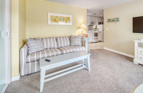 Saugatuck Resort | Holiday Hill Resort "Corner Patio Suite" Unit 703