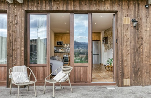 La Vall d'en Bas House | Holiday Home 'La Cabanya De La Rovira' with Mountain View, Terrace and Wi-Fi