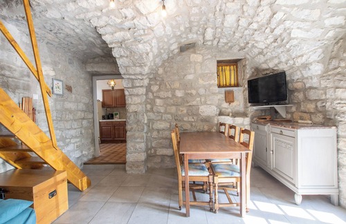 Berrias-et-Casteljau House | Holiday Home 'Gite De L'écurie' with Air Conditioning