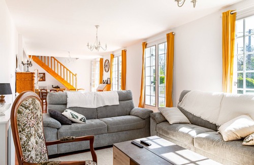Coulounieix-Chamiers House | Holiday Home 'La Parenthèse Enchantée' with Private Terrace, Private Garden and Wi-Fi