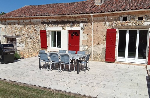 La Chapelle-Gonaguet House | Holiday Home 'In Perigord' with Private Pool, Shared Terrace and Wi-Fi