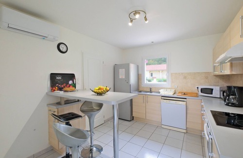 Savignac-les-Eglises House | Holiday Home 'L'Ajuda Avec Piscine Et Clim' with Shared Pool, Wi-Fi and Air Conditioning