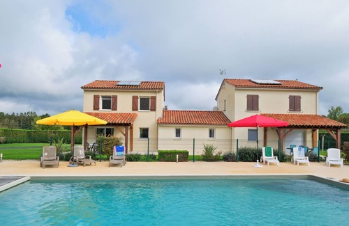 Savignac-les-Eglises House | Holiday Home 'L'Ajuda Avec Piscine Et Clim' with Shared Pool, Wi-Fi and Air Conditioning