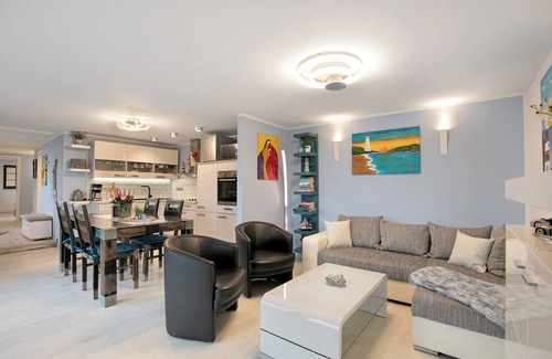Zernsdorf House | Holiday Home 'Häuser' with Lake View, Private Terrace and Wi-Fi