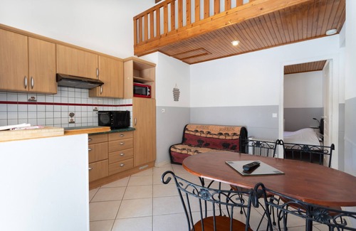 Reynes House | Holiday Home 2 with Mountain View, Shared Pool