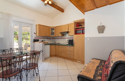 Reynes House | Holiday Home 2 with Mountain View, Shared Pool