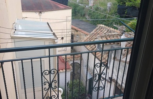 Cetara House | Holiday Home 'A' Russella' with Sea View, Wi-Fi and Air Conditioning