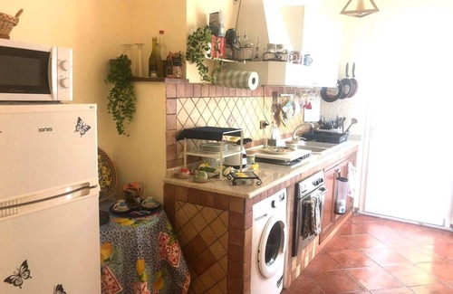 Partanna Apartment | holiday home a stone's throw from Mondello Rooms air conditioning, TV and garden
