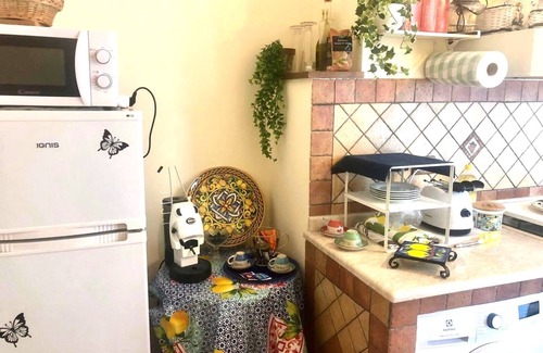 Partanna Apartment | holiday home a stone's throw from Mondello Rooms air conditioning, TV and garden