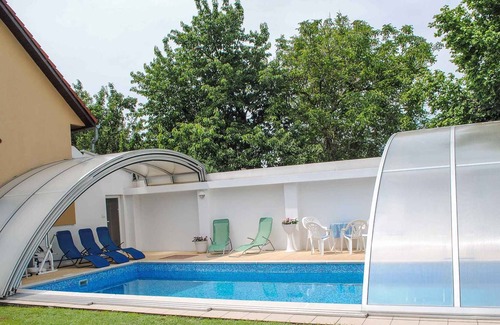 Siofok-Szabadifurdo House | Holiday home air-conditioned, with WiFi, large indoor pool, sauna, dishwasher