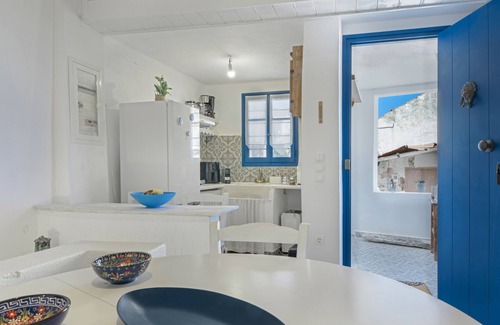 Ioulida House | Holiday Home 'Anastasia The Traditional House' with Sea View, Balcony and Wi-Fi