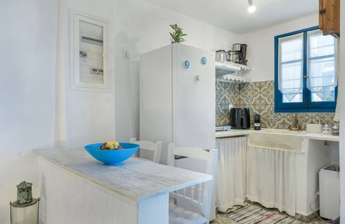Ioulida House | Holiday Home 'Anastasia The Traditional House' with Sea View, Balcony and Wi-Fi