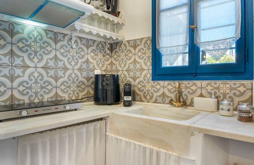Ioulida House | Holiday Home 'Anastasia The Traditional House' with Sea View, Balcony and Wi-Fi