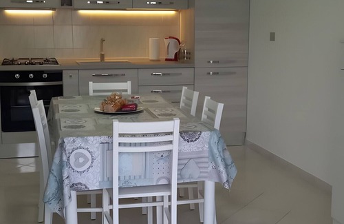 Torre Pali House | Holiday Home 'Appartamento Paradiso' with Sea View, Wi-Fi and Air Conditioning