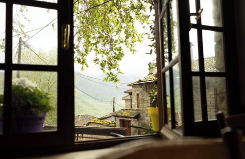 Pyrsogianni House | Holiday Home 'Armoloi House' with Mountain View, Shared Terrace and Wi-Fi