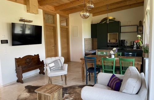Schiefling am See House | Holiday Home 'Casa Tapeo' with Lake View, Shared Pool and Wi-Fi