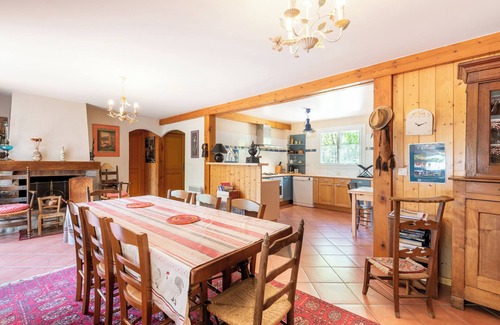 Castet House | Holiday Home 'Au Pied Du Pic Du Midi' with Mountain View, Private Terrace and Private Garden