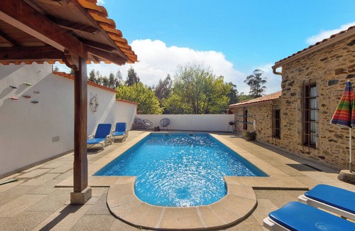 Rates House | Holiday Home 'Azenha Da Lagoa Negra' with Lake View, Private Pool and Wi-Fi