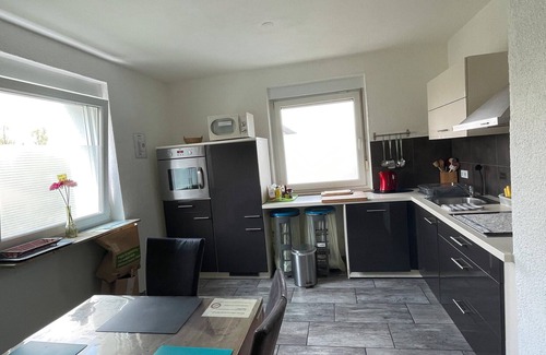 Laupheim House | Holiday Home 'Bailey' with Private Garden, Balcony and Wi-Fi