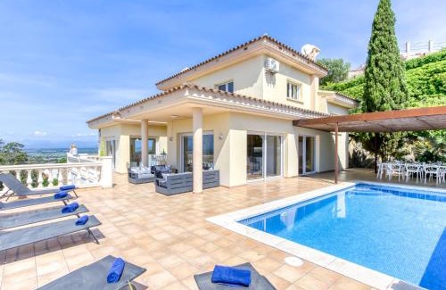 El Mas Isaac House | Holiday Home Belle vue by Interhome