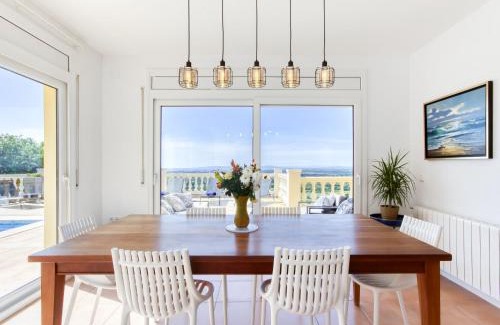 El Mas Isaac House | Holiday Home Belle vue by Interhome