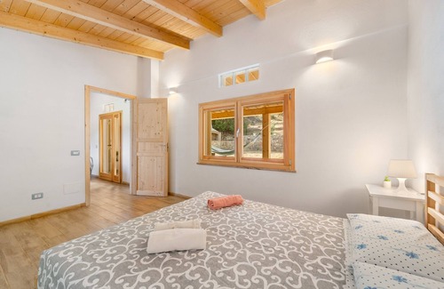 Buggerru House | Holiday Home 'Blanca' with Mountain View, Private Terrace and Air Conditioning