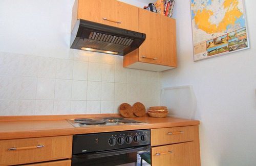 Klein Labenz House | Holiday Home 'Blauer Bungalow Am See' with Lake View, Private Terrace and Wi-Fi