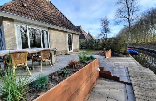 Eernewoude House | Holiday Home Bungalowpark It Wiid by Interhome