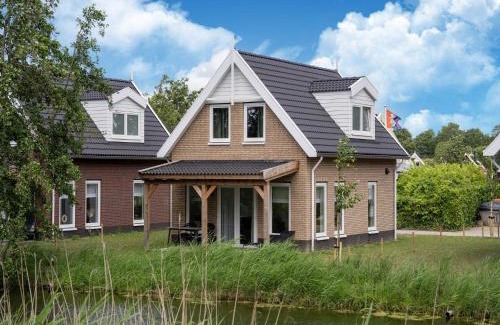 Municipality of Nissewaard House | Holiday Home by Lake Beach Simonshaven
