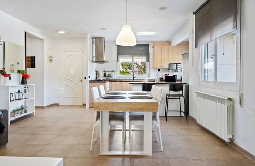 Alcanar House | Holiday Home 'Ca La Núria' with Private Pool, Wi-Fi and Air Conditioning