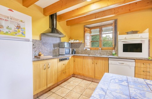 Casserres House | Holiday Home 'Cal Viudet Vell' with Mountain View, Private Pool and Wi-Fi