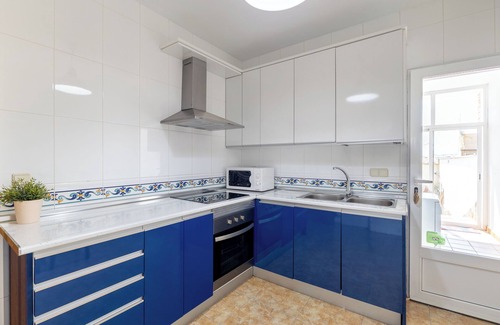 Galvez House | Holiday Home 'Callejon Del Pozo 3 Near Puy Du Fou' with Shared Pool, Wi-Fi and Air Conditioning