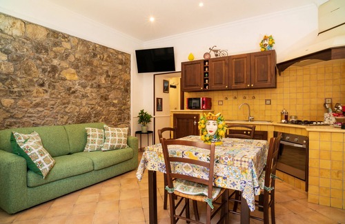 Taormina House | Holiday Home 'Carly Taormina' with Shared Terrace and Wi-Fi