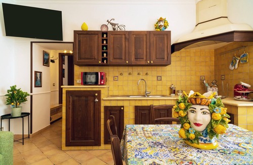 Taormina House | Holiday Home 'Carly Taormina' with Shared Terrace and Wi-Fi