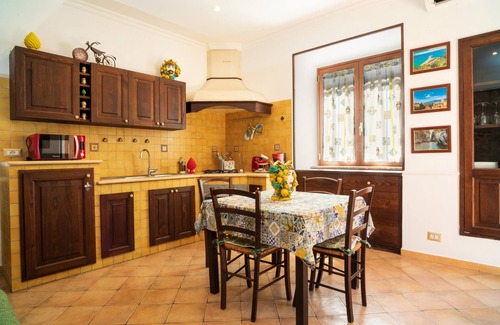 Taormina House | Holiday Home 'Carly Taormina' with Shared Terrace and Wi-Fi