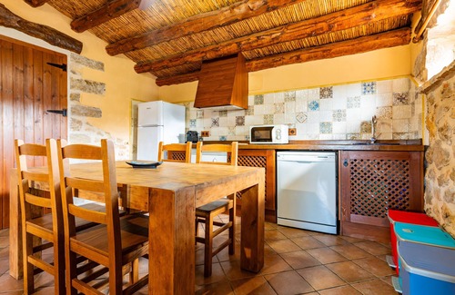 Vilar de Canes House | Holiday Home 'Casa Relax' with Mountain View, Shared Pool and Wi-Fi