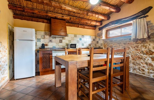 Vilar de Canes House | Holiday Home 'Casa Relax' with Mountain View, Shared Pool and Wi-Fi
