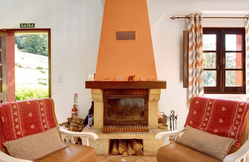 Camacha House | Holiday Home "Casa Amor Perfeito" with Mountain View, Garden & Wi-Fi