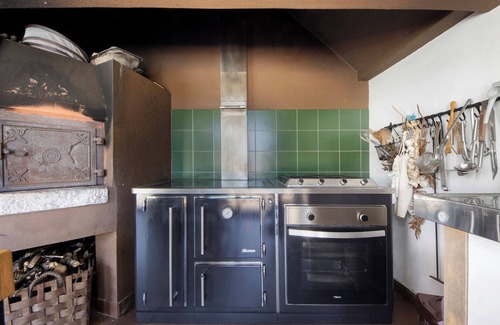 Gondomar House | Holiday Home 'Casa Chocolate' with Mountain Views, Private Pool and Wi-Fi