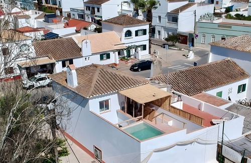 Santa Luzia House | Holiday Home 'Casa Dos Avos' with Private Pool, Wi-Fi and Air Conditioning